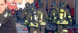 Rettungseinsatz in Prato. In dieser Stadt gibt es hunderte chinesische Firmen, die Näherinnen und Näher für 300 Euro brutto im Monat ausbeuten.