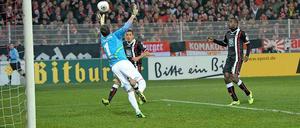 Wieder ist er drin: Torwart Haas wurde mehrfach allein gelassen.