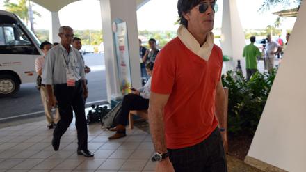 Hallo Sommer! In der Jahreszeit angemessener Kleidung macht sich Joachim Löw daran, Brasilien zu erkunden. 