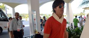 Hallo Sommer! In der Jahreszeit angemessener Kleidung macht sich Joachim Löw daran, Brasilien zu erkunden. 