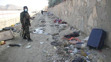 Kabul: Ein Mitglied der militant-islamistischen Taliban ist am Explosionsort in der Nähe des Flughafens. 
