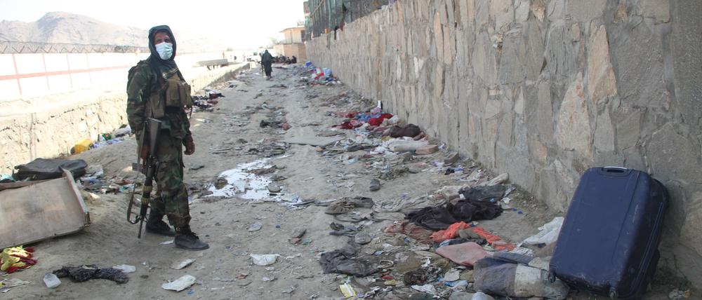 Kabul: Ein Mitglied der militant-islamistischen Taliban ist am Explosionsort in der Nähe des Flughafens.