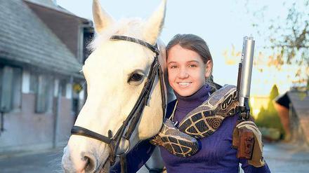 Mit Pferd und Pistole: Anna-Katharina Gebauer ist Berlins Nachwuchssportlerin im Dezember.