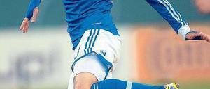 Abflug aus dem Pokal. Schalke und Roman Neustädter verabschieden sich. Foto: dpa