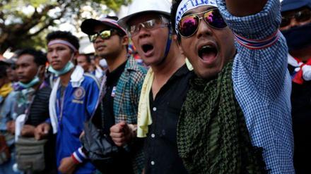 Demonstranten vor dem Hauptquartier der Polizei in Bangkok.