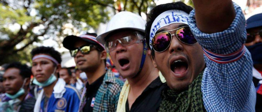 Demonstranten vor dem Hauptquartier der Polizei in Bangkok.
