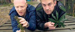 Am Morgen ein Joint: Dorfpolizist Eberhofer (Sebastian Bezzel, rechts) lässt es locker angehen. Zusammen mit Freund Rudi (Simon Schwarz) findet er aber auch Verbrecher. Foto: BR