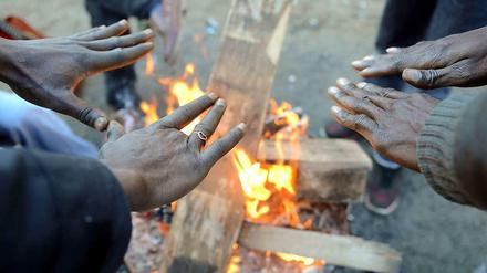 Es ist kalt und feucht, doch die Flüchtlinge bleiben trotzdem lieber am Oranienplatz. 