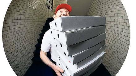 Ausgeliefert. Paul John bringt Essen zu Menschen, die es nicht selbst holen wollen.