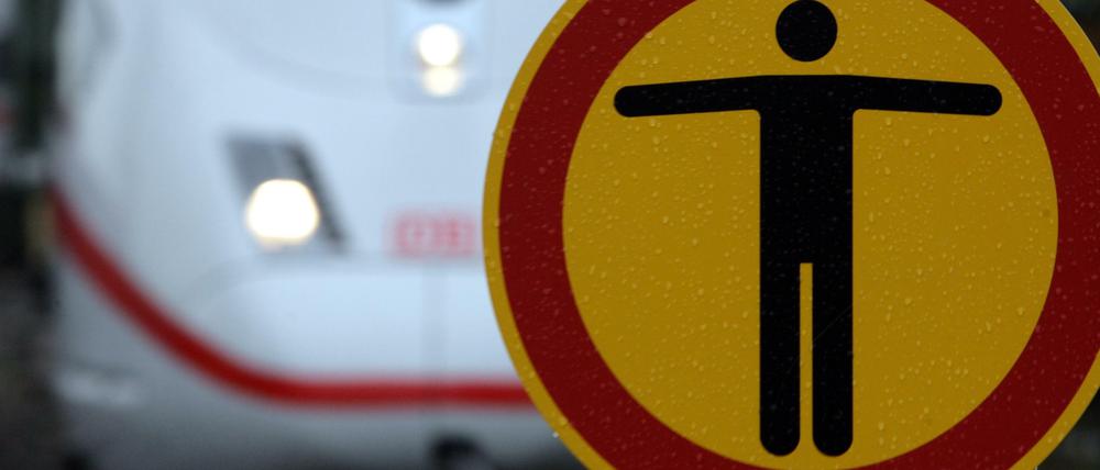 Ein 12-Jähriger ist am Sonntag beim Spielen an der ICE-Strecke in Ludwigsfelde lebensgefährlich verletzt worden.