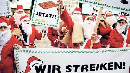 Ist denn heut schon Weihnachten? Die Demo am Gendarmenmarkt. Foto: dpa