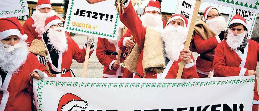 Ist denn heut schon Weihnachten? Die Demo am Gendarmenmarkt. Foto: dpa