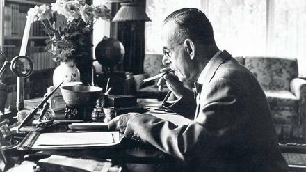 Thomas Mann 1954 an seinem gewohnten Arbeitsplatz.