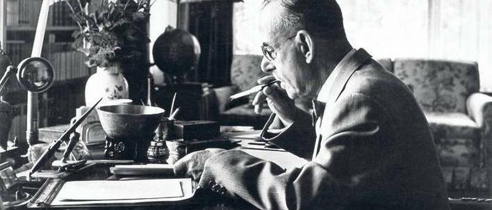 Thomas Mann 1954 an seinem gewohnten Arbeitsplatz.
