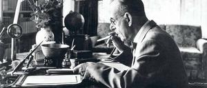 Thomas Mann 1954 an seinem gewohnten Arbeitsplatz.
