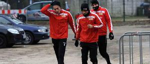 Ra(s)tlos am Parkplatz: Unions Puncec, Özbek und Kreilach (v. l.).