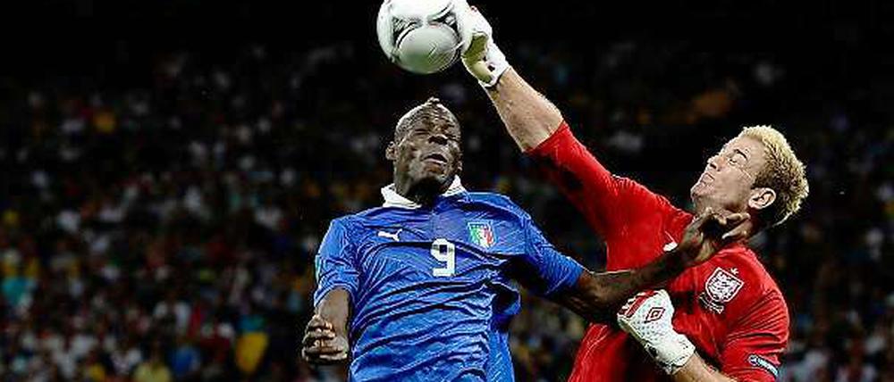 Von Kiew nach Manaus. Im Viertelfinale der EM 2012 trafen England und Italien, hier Joe Hart (rechts) und Mario Balotelli, aufeinander. Die Revanche 2014 wird definitiv wärmer werden.