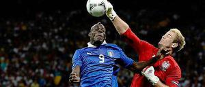 Von Kiew nach Manaus. Im Viertelfinale der EM 2012 trafen England und Italien, hier Joe Hart (rechts) und Mario Balotelli, aufeinander. Die Revanche 2014 wird definitiv wärmer werden.