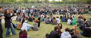 Wie viele Hundehalter in Berlin registriert sind und wie viele Berliner im vergangenen Jahr durch die Führerscheinprüfung fielen - das alles verrät das neu erschienene Statistische Jahrbuch.