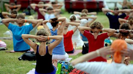 Draußen und im Kollektiv - als "Event" mag der Berliner Yoga. Die Halle, in der man einfach ein bisschen rumturnen kann, sucht man hier jedoch vergebens.