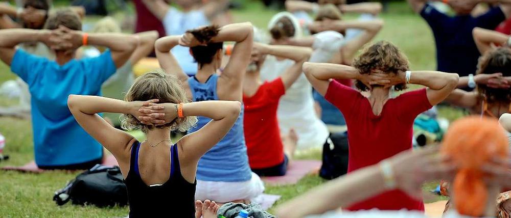 Draußen und im Kollektiv - als "Event" mag der Berliner Yoga. Die Halle, in der man einfach ein bisschen rumturnen kann, sucht man hier jedoch vergebens.