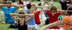 Draußen und im Kollektiv - als "Event" mag der Berliner Yoga. Die Halle, in der man einfach ein bisschen rumturnen kann, sucht man hier jedoch vergebens.