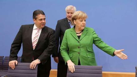 Wer gibt hier die Richtung vor? Die amtierende Bundeskanzlerin Angela Merkel (rechts). Sigmar Gabriel (SPD, links) und Horst Seehofer (CSU, Mitte)