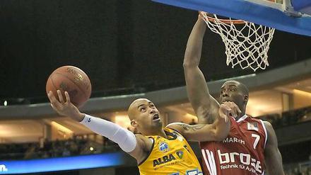 Albas David Logan (links) kam im Champions Cup gegen Bamberg Ende September auf 16 Punkte.