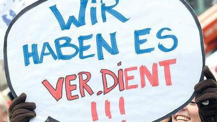 "Wir haben es ver.dient", steht auf dem Schild, das eine Demonstrantin in die Höhe hält. 