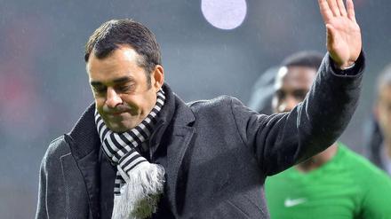 Robin Dutt winkt ab. Alles nur Training.