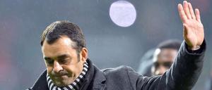 Robin Dutt winkt ab. Alles nur Training.