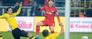 Südkoreanisches Siegtor. Heung Min Son trifft für Leverkusen, Manuel Friedrich (l.) und Sokratis strecken sich vergeblich.