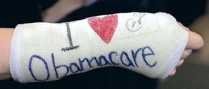 Arm- und Beinbruch. Ein gebrochener Arm allein bringt selbst die nicht versicherten Amerikaner vermutlich noch nicht gleich in die Armutsfalle. Doch wenn ein Familienmitglied an Krebs erkrankt, haben viele nur die Wahl, es sterben zu lassen, oder alles zu verlieren, was sie je besessen haben. Dem soll „Obamacare“ abhelfen. Foto: dpa