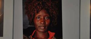 Ein Bild der Flüchtlings-Aktivistin Napuli Paul Langa hängt, mit Klebeband befestigt, an der Galerie der Nobelpreisträger im Hauptgebäude der HU