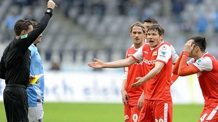 Doppelt bitter: Union verlor das Spiel und Michael Parensen (2. v. r.) mit gelb-roter Karte.