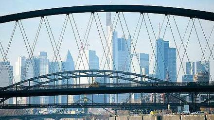 Blick über die neue Osthafenbrücke in Frankfurt am Main auf die Bankentürme. Der Ruf der Branche ist derzeit wieder miserabel. 