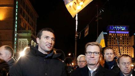 Bundesaußenminister Guido Westerwelle ist bereits in Kiew eingetroffen und unterhält sich mit Boxweltmeister Vitali Klitschko über die Lage im Land.