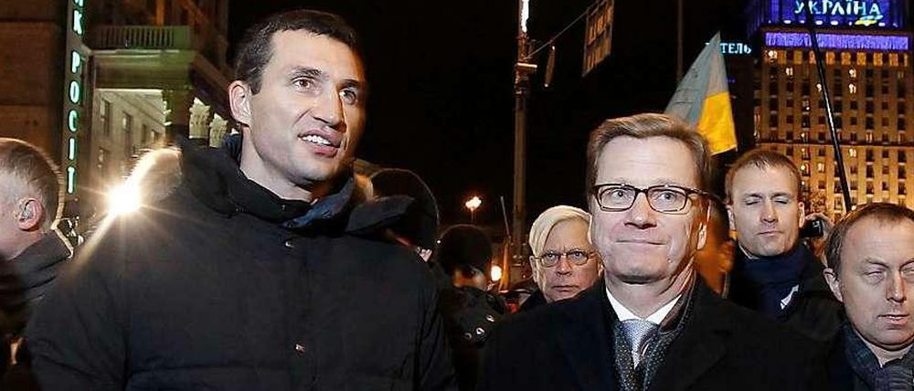 Bundesaußenminister Guido Westerwelle ist bereits in Kiew eingetroffen und unterhält sich mit Boxweltmeister Vitali Klitschko über die Lage im Land.