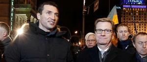 Bundesaußenminister Guido Westerwelle ist bereits in Kiew eingetroffen und unterhält sich mit Boxweltmeister Vitali Klitschko über die Lage im Land.