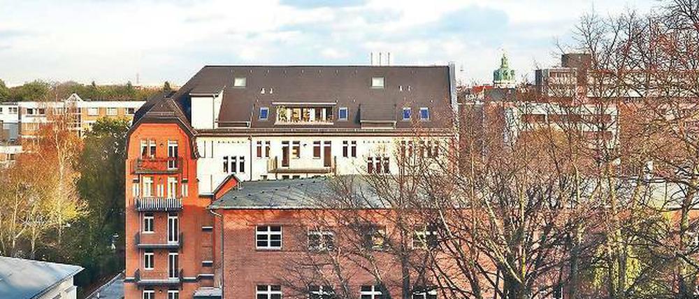 Zwischenkriegsarchitektur. Das 9357 Quadratmeter große, kreuzförmig geschnittene Grundstück Sophie-Charlotten-Straße 113 ist mit vier Häusern bebaut, die unter Denkmalschutz stehen. 