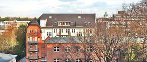 Zwischenkriegsarchitektur. Das 9357 Quadratmeter große, kreuzförmig geschnittene Grundstück Sophie-Charlotten-Straße 113 ist mit vier Häusern bebaut, die unter Denkmalschutz stehen. 