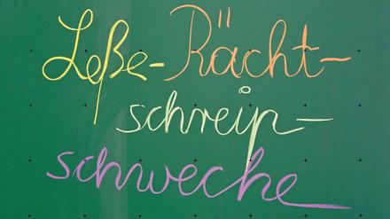 Hinderlich. Wer zu den zehn Prozent der Bevölkerung mit Lese-Rechtschreib-Schwäche gehört, hat es im Alltag schwer. Foto: imago