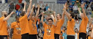 Hoch das Ding. Die Berlin Volleys siegten im vierten Finale in Friedrichshafen nach einem dramatischen Spiel 3:2 und durften anschließend die Meisterschale stemmen.