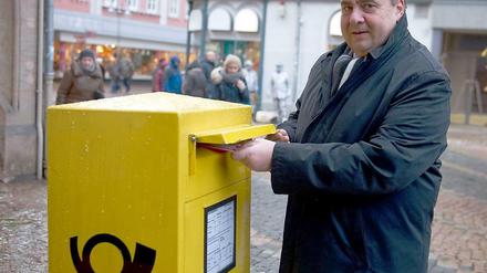 SPD-Chef Sigmar Gabriel wirft am Freitag einen Briefumschlag mit seinem Stimmzettel zum SPD-Mitgliederentscheid über den Koalitionsvertrag in einen Briefkasten in seiner Heimatstadt Goslar.