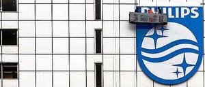 Im November montierten Arbeiter das neue Philips-Logo an der niederländischen Konzernzentrale.