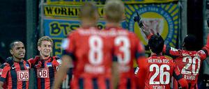 Ganz links der Vorlagengeber, ganz rechts der Torschütze. Nach Ronnys Ecke traf Ramos für Hertha zum 1:0.