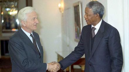 Nur fünf Monate nach seiner Freilassung besuchte Nelson Mandela erstmals Deutschland - und traf in Bonn auch den damaligen Bundespräsidenten Richard von Weizsäcker.