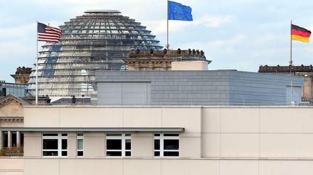 Nur wenige hundert Meter Luftlinie trennen die US-Botschaft vom Reichstagsgebäude (im Hintergrund). 