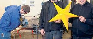 Die mit dem Stern. Die Ausbilder Markus Jenssen (r.), und Thomas Engel (l.) helfen vielen Jugendlichen beim Start in ein selbstbestimmtes Leben. Foto: Georg Moritz