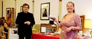 Die Einrichtung des Hotel Bogota wird versteigert und selbst Kaffeetassen finden einen neuen Besitzer - und erzielen einen guten Preis.